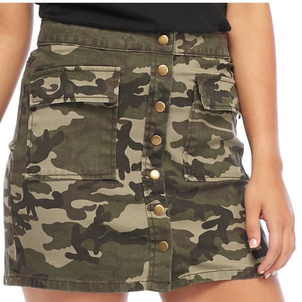 Ashley Mason camo skirt with buttons NWT